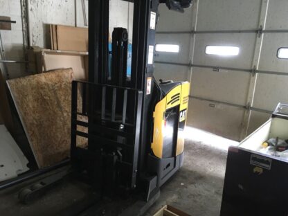 Cat standup fork lift w/reach, 4000lb capacity, ESR20N-36V, w/charger,  JR-280