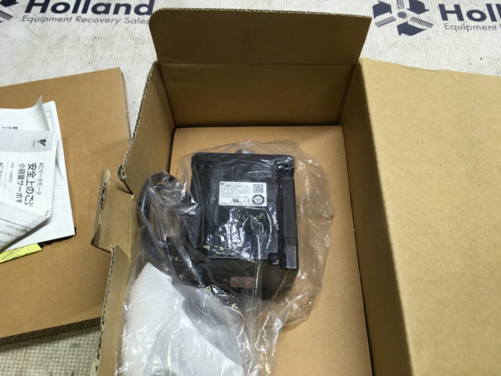 Yaskawa Electric AC Servo motor, SGMPH-04AAA61D-OY, NO BOX or paperwork, LG-4272