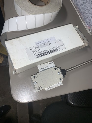 1PCS NEW OMRON D4B-1181N D4B1181N Limit Switch, NOS, (HEHI-1190)