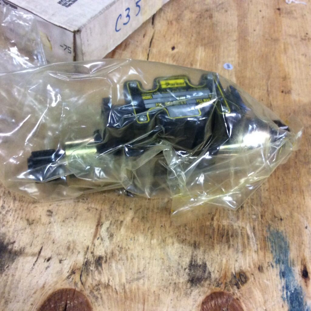 Parker Valve NOS, #D1VW1CNJCH, 5000psi max-P,A,&B, 3000psi max-t, 24v, 1.24amp - Image 2