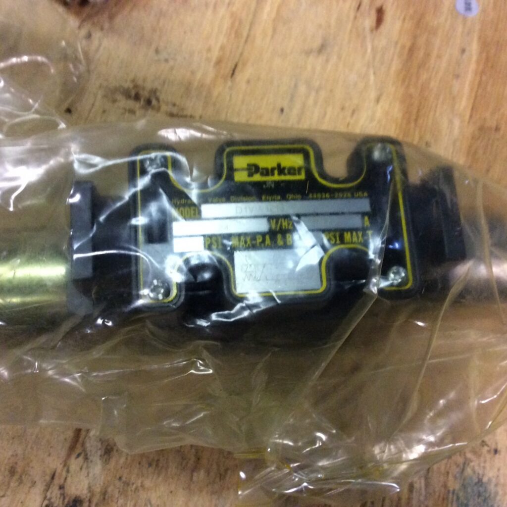 Parker Valve NOS, #D1VW1CNJCH, 5000psi max-P,A,&B, 3000psi max-t, 24v, 1.24amp - Image 3